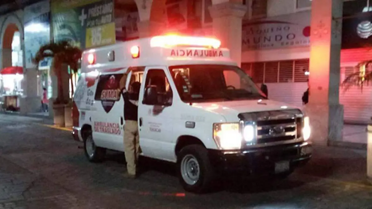 Ambulancias de diversos municipios de la región de Santa Rita Tlahuapan acudieron al auxilio de varias personas que fueron atropelladas